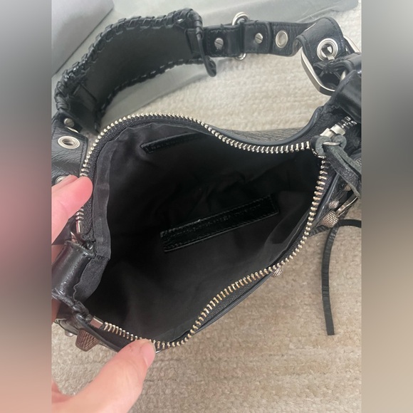 Le Cagole XS Shoulder Bag in black Arena lambskin, aged-silver hardware - Picture 10 of 16